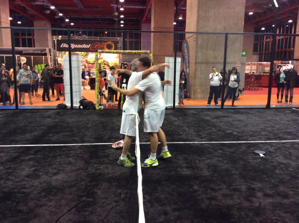 Contra_Pared's tweet photo. Y el ganador del duelo retro de padel fue para @paquito_navarro por 6-4 contra @RamiroChoya @mysticapadel http://t.co/Ows3MmuJ5R