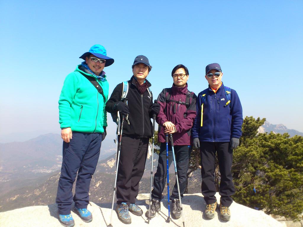 북한산 사모바위옆에서
예능등산클럽 회원들과~
