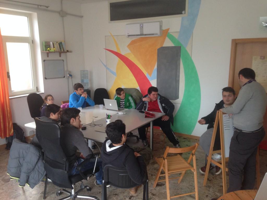JepisIT's tweet photo. Prima giornata di @CoderDojo a caselle in Pittari #Dojopic @antoniotorre_it @FiscinaGiuseppe @benevento_rocco http://t.co/Kl0ffmGhHF