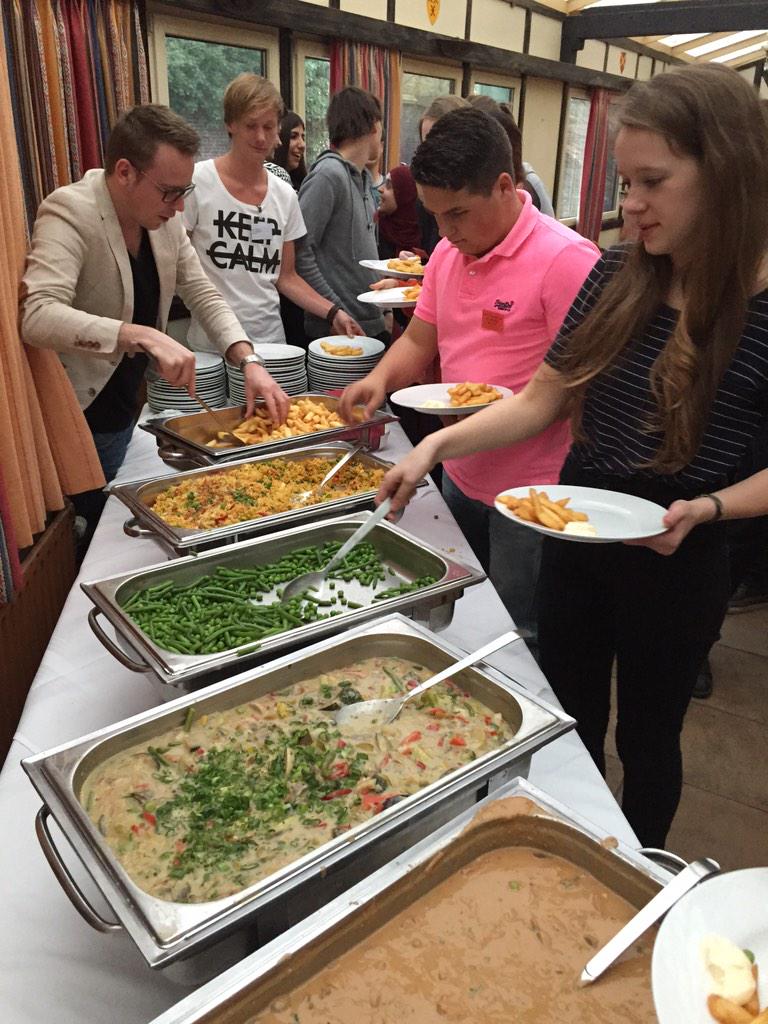 NJRJeugddebat's tweet image. Tijd vliegt tijdens harde werken: nu al tijd voor avondeten Niet voor @PimMocking die helpt bij de patat #jeugddebat