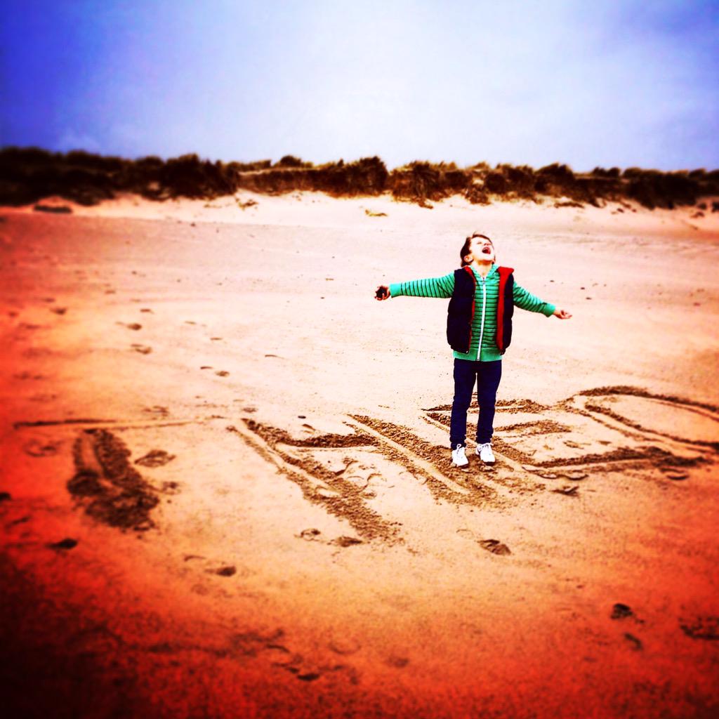 JoanneJagger's tweet photo. Beautiful Day #Bamburghbeach #Bamburghcastle #goodtimes http://t.co/LK47G2e8cU