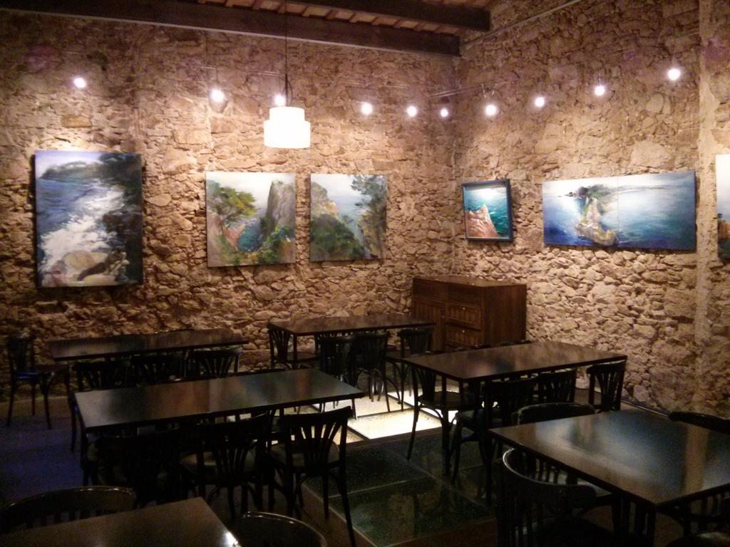 A punt d'inaugurar l'expo de Pilar Esporrin <a href="/CasaIrla/">Casa Irla</a> <a href="/CasRomague/">Taverna Cas Romagué</a> 19h #guixols