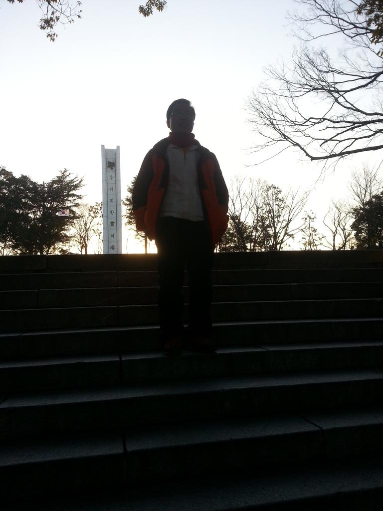 칭구

칭칭~ 동여매진
동동~ 동아리

어제껏
나 걸어 온 길의 
모든 사람!

오늘
함께 걷는 길의
모든 사람!

어느 날
나 목숨이 다하는
그 순간
같이 한 사람!

다
칭구!!!♡~♡