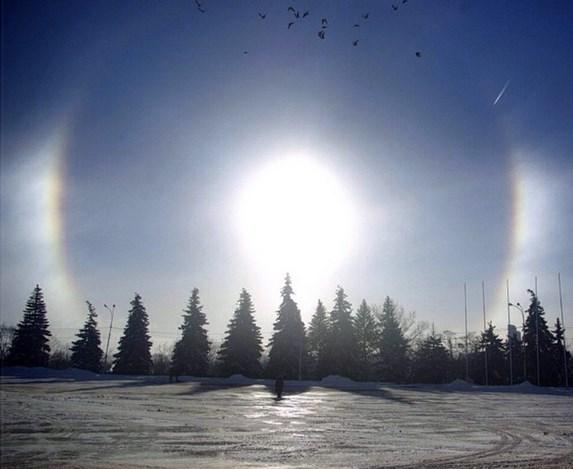 эффект гало три солнца. галло эффект солнца. три солнца зимой. солнечное гало три солнца. северное сияние солнечное гало.