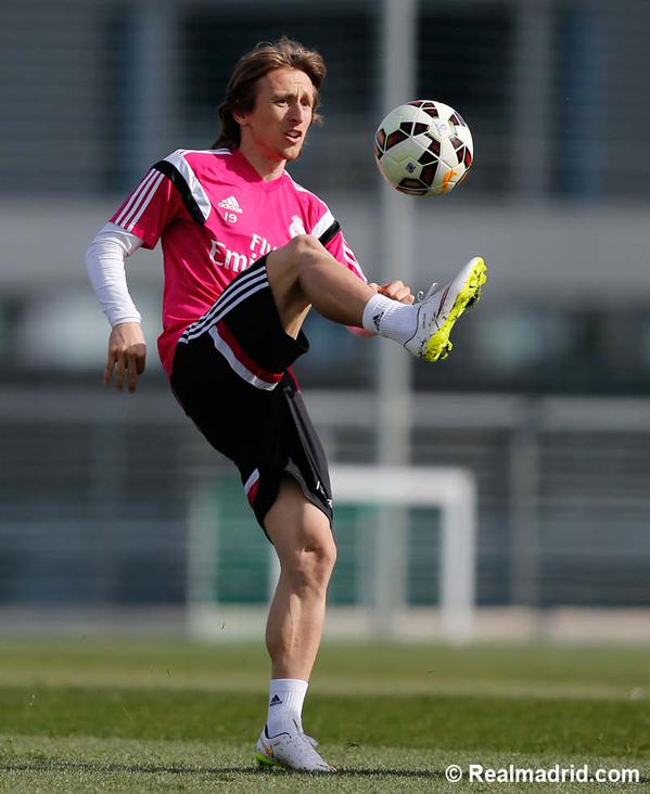 LayeDaffe's tweet image. grâce à anceloti le réal est battu  par ce que il a mit modric et Ramos sur le banc