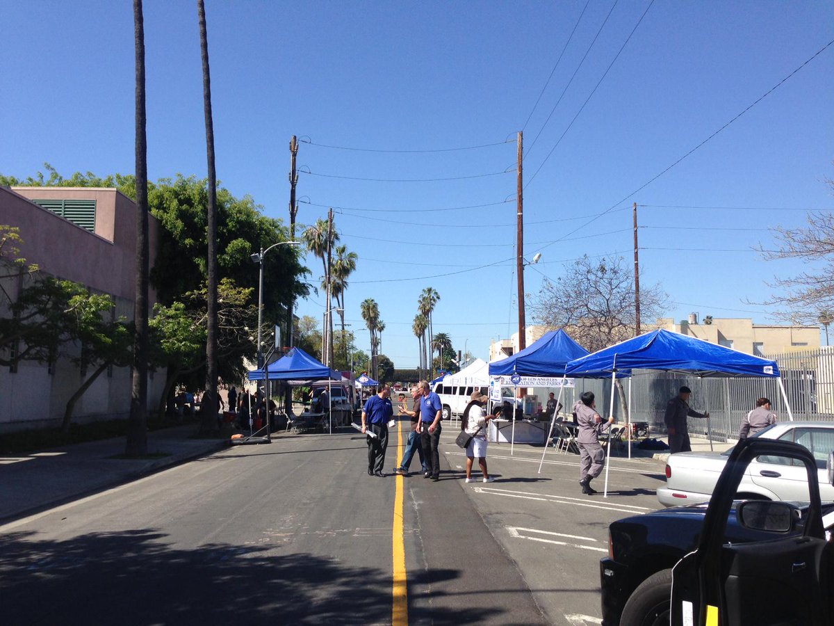 LAPD77thSt's tweet photo. Setting up for the cookout. Come on down and say hello. Get info on #GRYD and youth programs. Grab a hotdog! #77thSt http://t.co/PA4k77XkHc