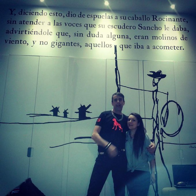 En un lugar de la mancha, dos perrillos esperan a su Mistress ^_^ Este sitio mola cantidad! @OkRefresco<a href="/tag/bdsmatope"class="tags"><span>#bdsmatope</span></a>