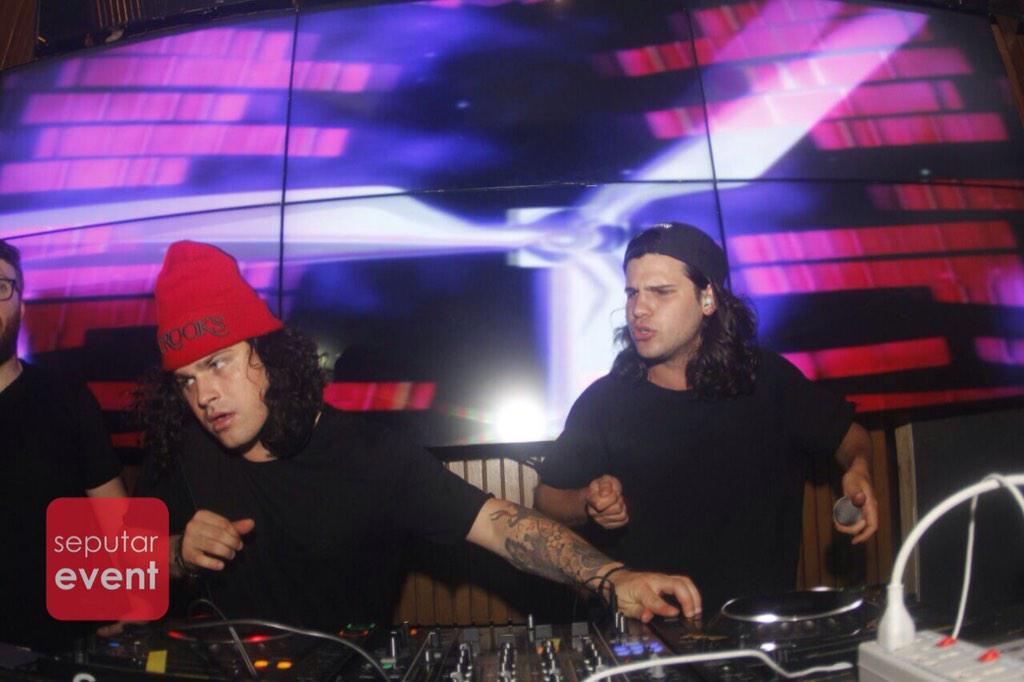 SeputarEvent's tweet photo. OMG!! This is party, lets dance together! @DVBBS you're Rockin @clubDRAGONFLY Tonight !!! #LivetweetSE #DFReborn http://t.co/7x66TOOjtK