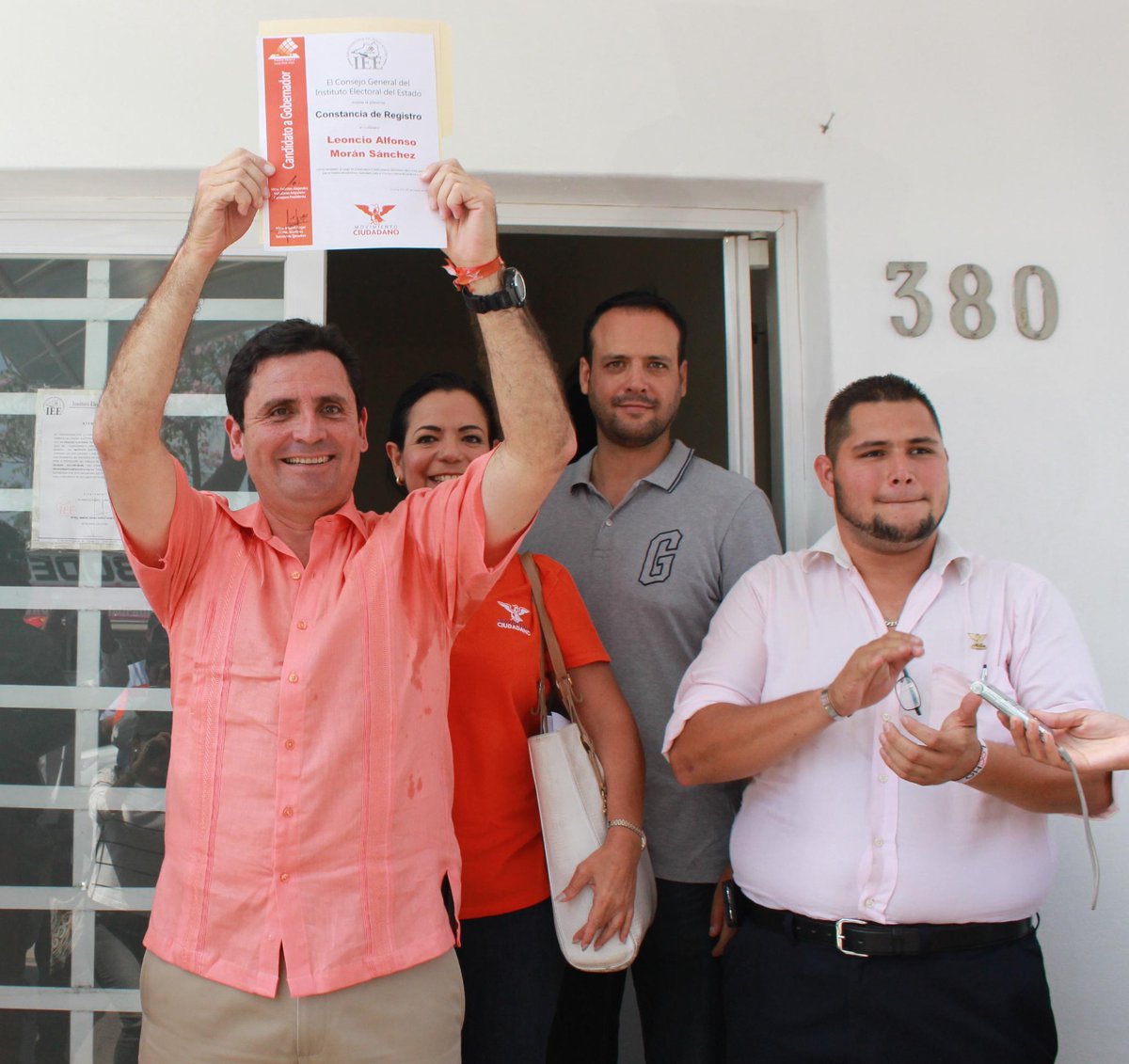 leonciomoranL8's tweet photo. He recibido la constancia que me acredita como candidato a la gubernatura, juntos, recuperemos la grandeza de #Colima http://t.co/HbUbeTAbqN