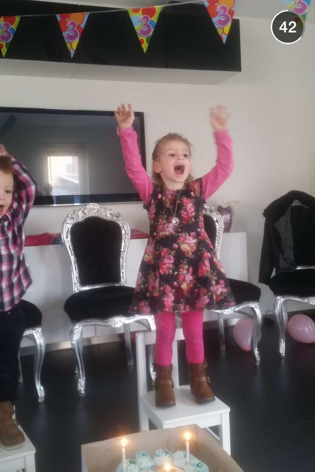 loginn's tweet photo. Klein meisje op een groot bed in haar nieuwe prinsessen kamer. Wat had ze een topdag vandaag! #eniemandbijdisneyook http://t.co/oNStNy5YKZ