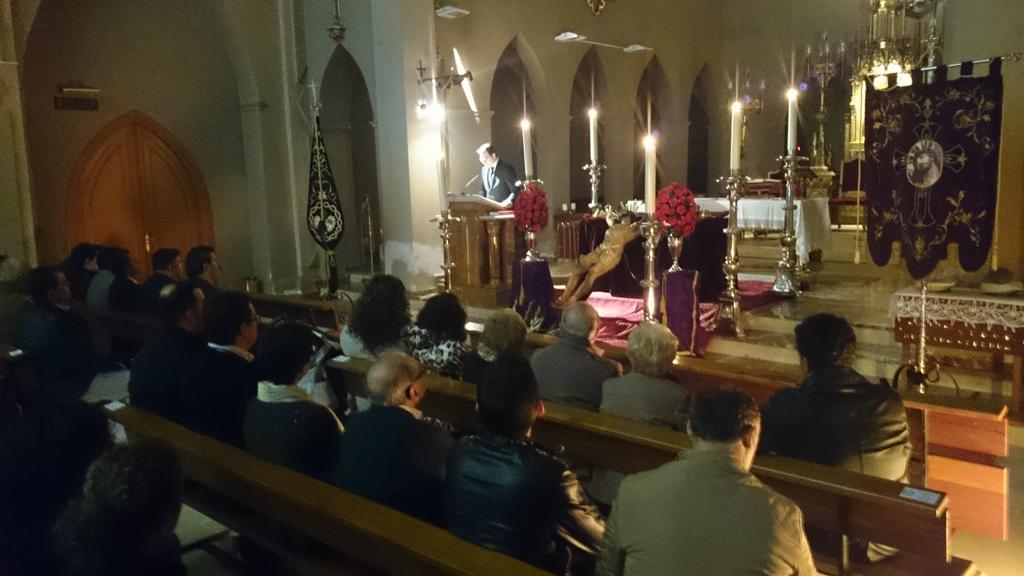 Pregón del Costalero, a cargo de Jesús Fernández, en la Iglesia del Corazón de Santa María. @SemanaSantAlmen