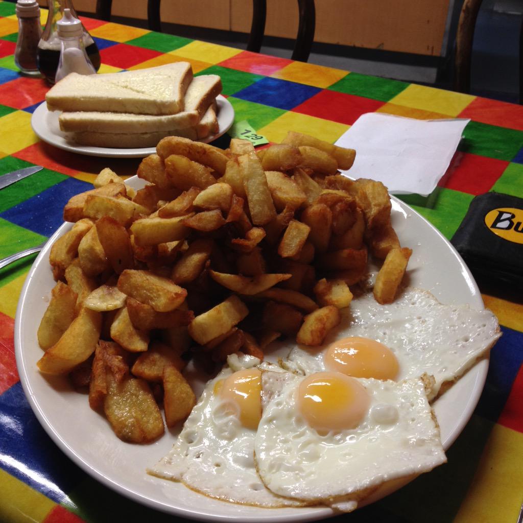 NeeNeeLJ's tweet photo. @petesllanberis I asked for lots of chips and got lots of chips...Kirsty is awesome...just why we return #lotsofchips http://t.co/xCZeQhCjKH