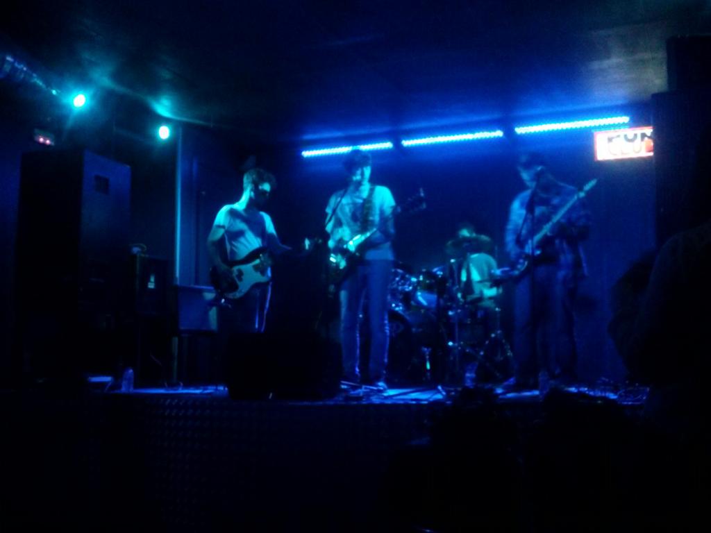 DecibeliosMag's tweet photo. Comienza la noche de música en la @FunClubSevilla con @ADHrock, y posteriormente @LosCaravan #DirectoATuSala http://t.co/O8NWILfEdJ