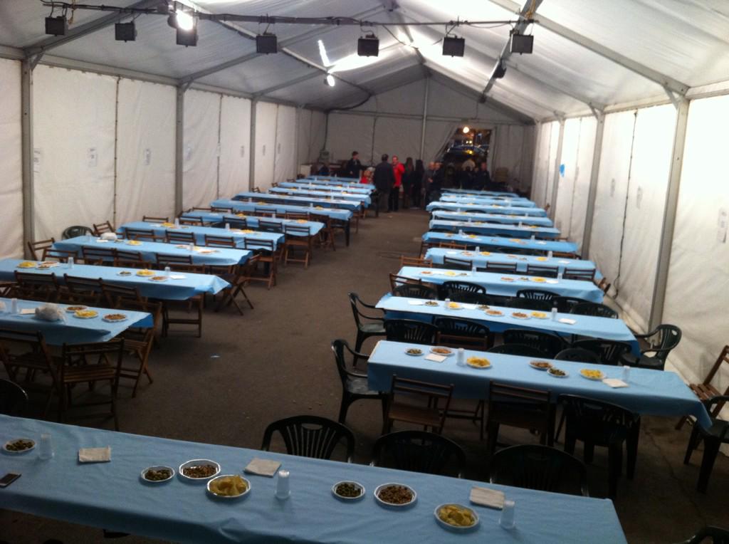 FallaOlta's tweet image. ¡YA ESTAMOS AQUÍ UN AÑO MÁS! Primera cena en la Carpa. #Fallas2015 #FallaOltaLoPeta