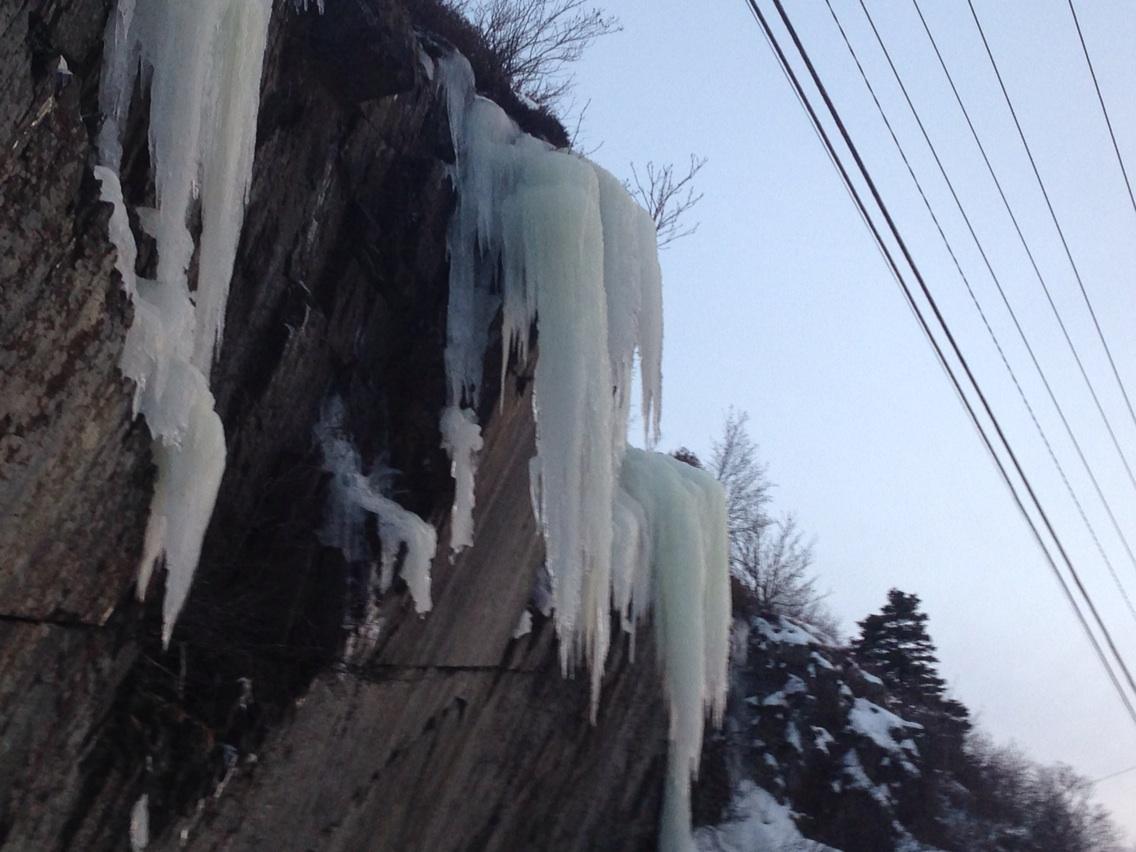 glenn_payette's tweet image. Massive icicles on the Southside Hills in St. John&apos;s.