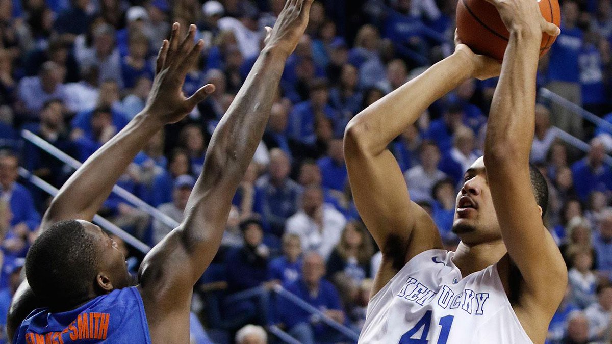 Sportsnet's tweet photo. Perfect Ending: No. 1 Kentucky tops Florida 67-50 to cap 31-0 regular season. http://t.co/nanWbhepEi http://t.co/2TeoByLFUA