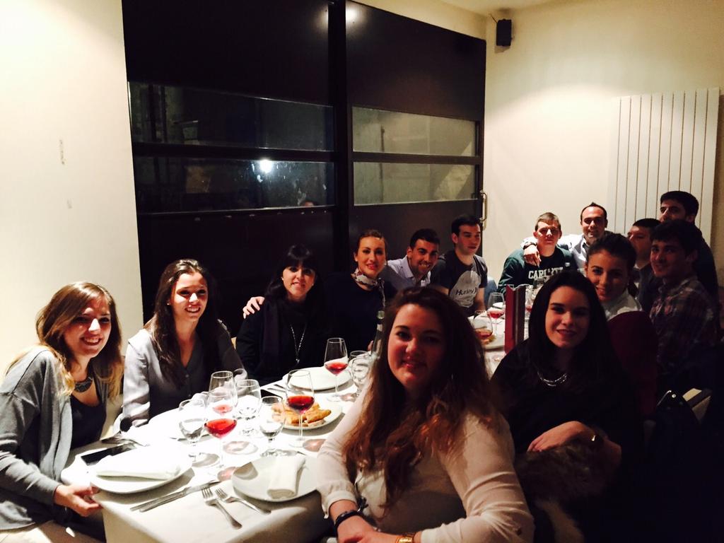labufer's tweet photo. Disfrutando de lo bueno! #cumpletori @RuthSnchez @TamaraRodasMu @BlancaQuijada @Cristina7Vega http://t.co/mV7vJLaZ4e