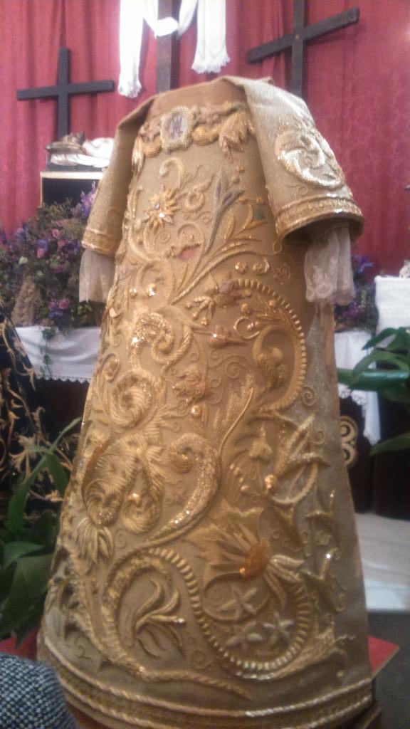 Alex27Sep's tweet photo. nueva saya para Ntra Sra de la Amargura, con ello la 3 que obtiene la virgen para realizar su estacion de penitencia. http://t.co/XZuPMT9Ksc