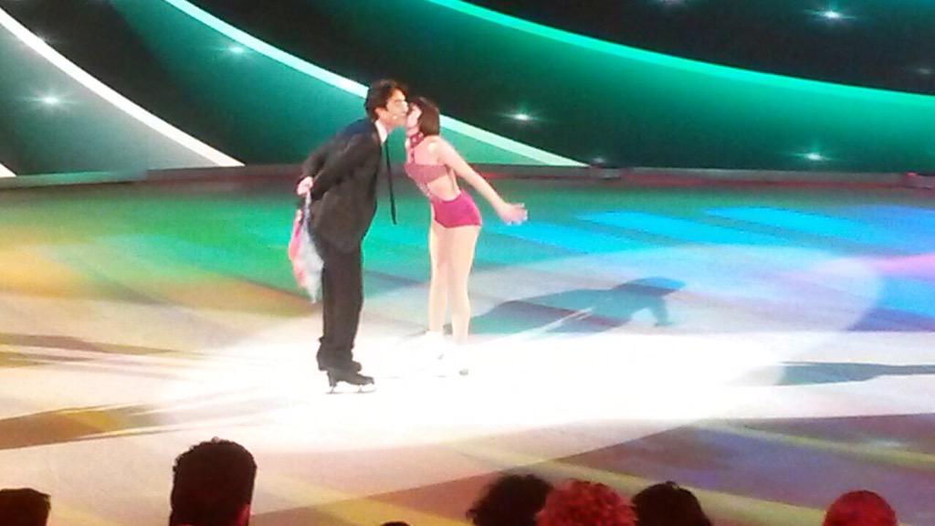 Esibizione spiritosa di @BaseGiulioBase e <a href="/AliVelati/">alice Velati </a> <a href="/Nottighiaccio/">Notti sul ghiaccio</a> #NottiSulGhiaccio  il Team di Milly