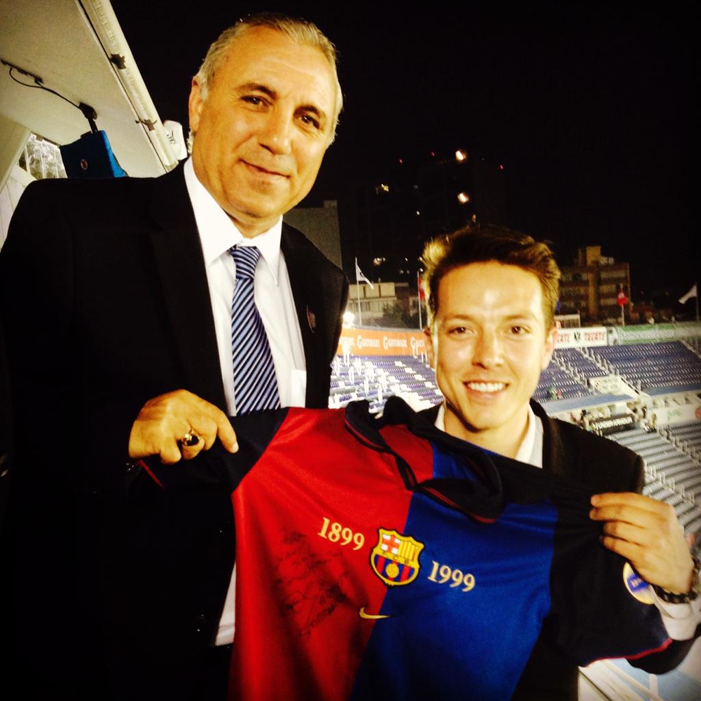 FraseParaLlevar's tweet photo. Un tesoro para toda la vida!
#ViscaBarca #BalónDeOro #MesQueUnClub #Agente008
MUCHAS GRACIAS CRACK @Hristo8Official http://t.co/WxKTN7ZtTn