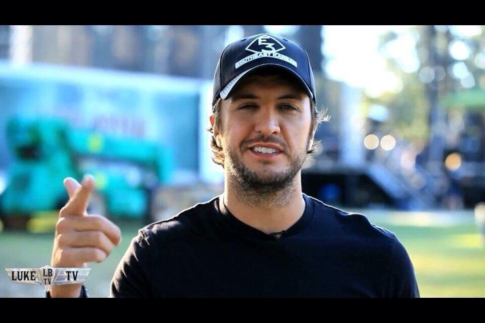LukeBryan24_7's tweet photo. MISS THE LONG HAIR COMING OUT OF HIS HAT 😭😍😭😍😭😍😭 http://t.co/DpFjUYydsK