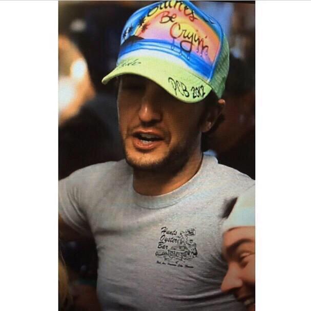 LukeBryan24_7's tweet photo. MISS THE LONG HAIR COMING OUT OF HIS HAT 😭😍😭😍😭😍😭 http://t.co/DpFjUYydsK