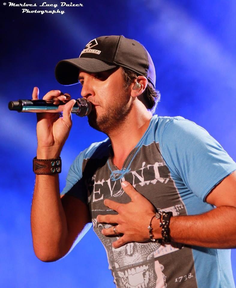 LukeBryan24_7's tweet photo. MISS THE LONG HAIR COMING OUT OF HIS HAT 😭😍😭😍😭😍😭 http://t.co/DpFjUYydsK