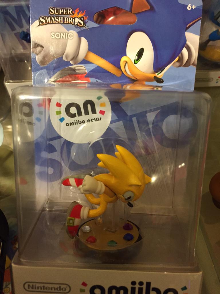 Some shots of out finished Super Sonic Amiibo. 