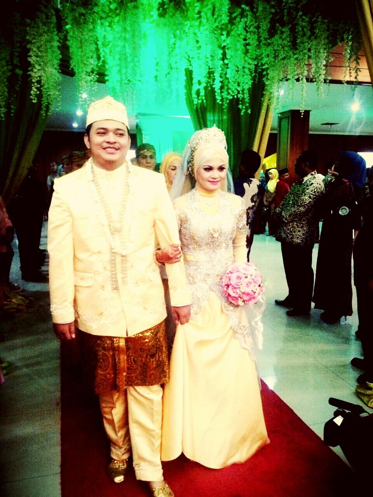virajules's tweet photo. I want to get back to yesterday ❤ #TheWeddingReception #7March2015 @adityaesa http://t.co/23M5uLNdno