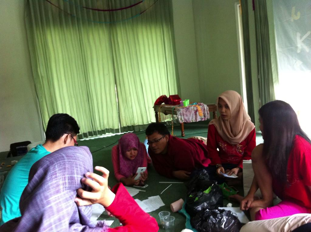 Nih suasana panitia 50 nyaaa, lagi persiapan mau outbound nih! :D