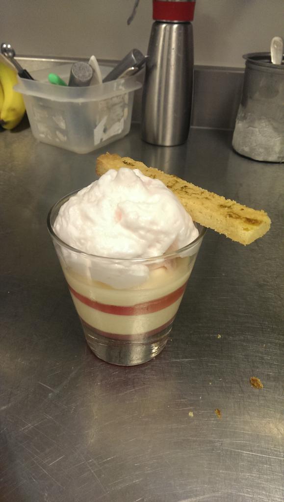 Giuwy's tweet photo. #CucinedaincuboIT un selfie non ce l'ho , ma di dolci ne ho fatti un po' ! #PastryChef http://t.co/1o61CXNSxt
