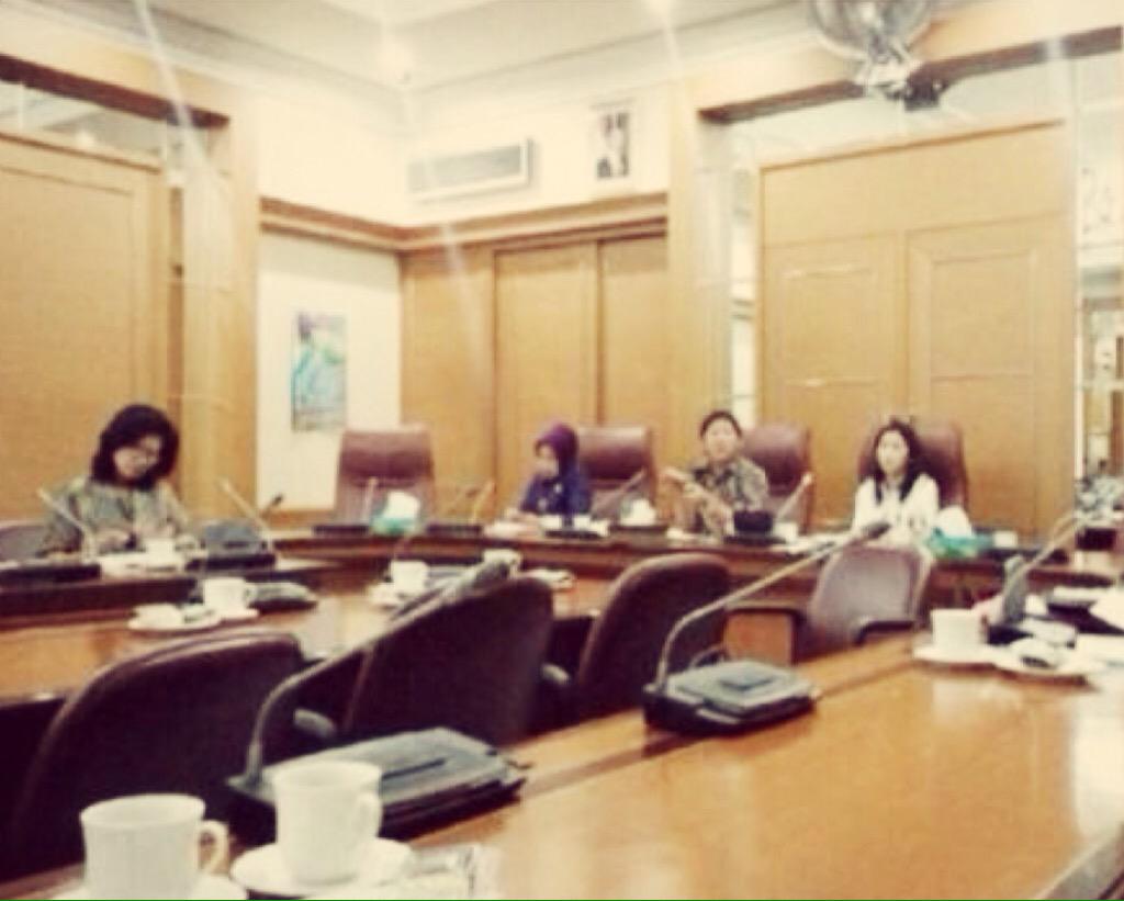 BiLLYKHAERUDIN's tweet photo. Hahahaha RT @bambangelf: @BiLLYKOMPAS Mas, gak tertarik ngeramein #SaveVeronicaTan #SaveBiniAhok ? πππ http://t.co/WNOZj6ugJc