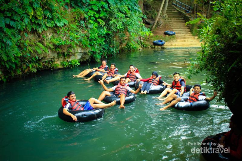 Asyiknya Basah-basahan di Gua Pindul tinyurl.com/mrd9oh6 via <a href="/detiktravel/">detikTravel</a>