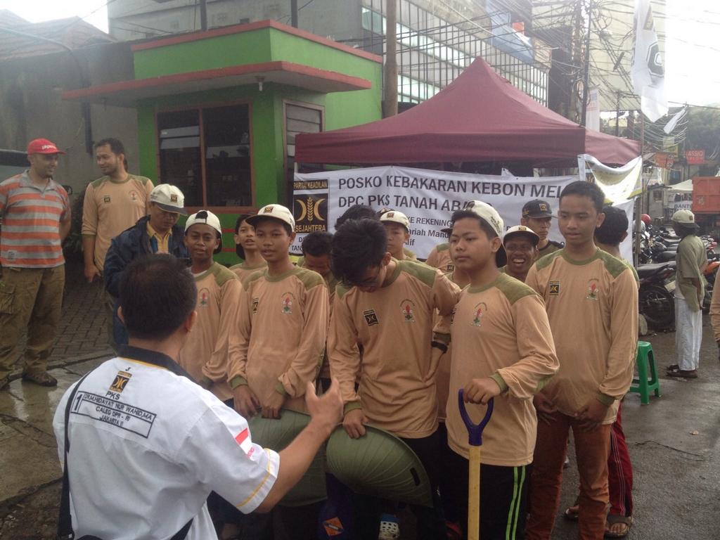#RelawanPKS DKI kembali bergerak. Kali ini membantu korban kebakaran Kebon Melati Tanah Abang.