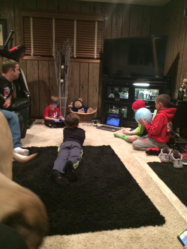 j_pearce12's tweet photo. Watching the bulls on the computer is not the same! But we're having fun! #NIBulls #hockey http://t.co/qlOxHHsTP7