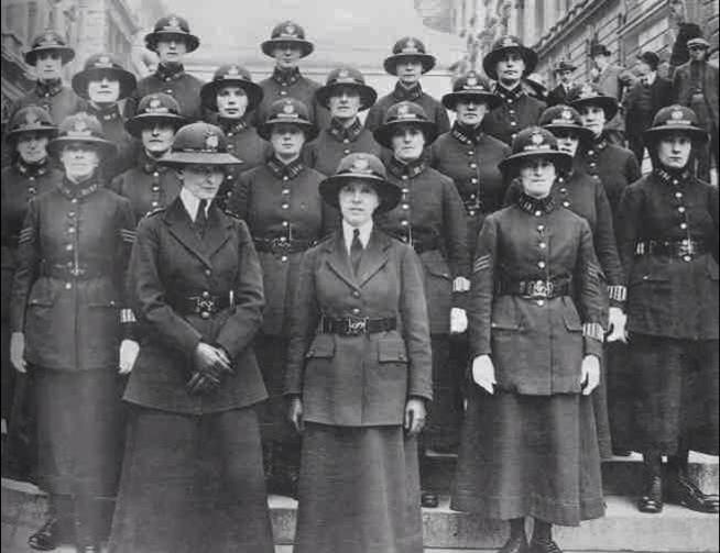 <<< Heres a pic of the first 25 Met Police Women; they were sworn in as officers in March 1919. #IWD2015 >>>