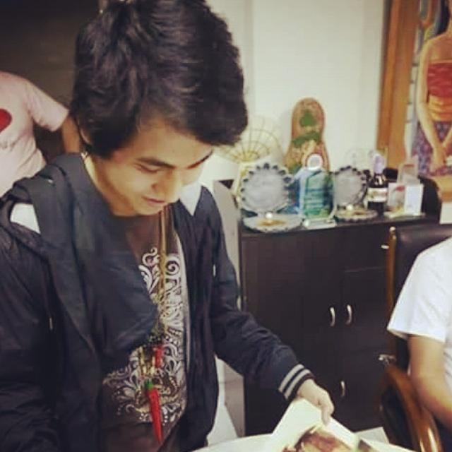TEAMxxBRAPS's tweet photo. Happy Sunday #TeamBRAPS! 😊 Keep voting #DEDMA on #myxmusicawards esp. as Fav. MV ang bilis kc humabol ng kalaban 😣👊👌 http://t.co/nESc6xFWiE