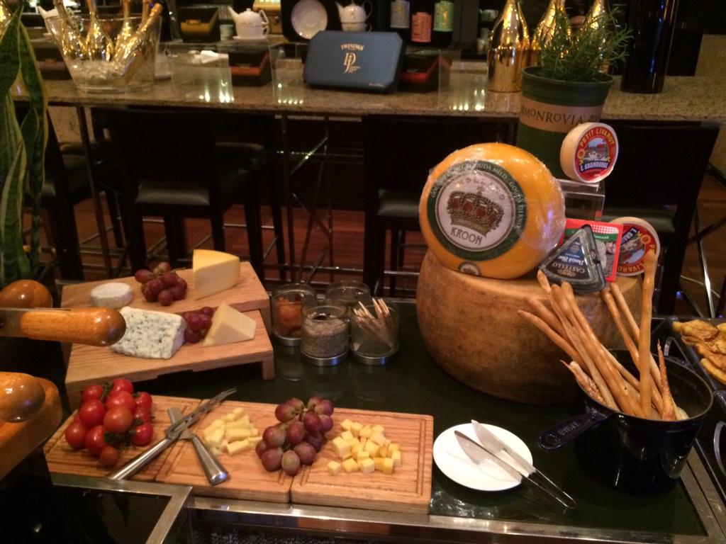 IPudong's tweet image. Fantastic Sunday Brunch today on Women's Day with delicious food in abundance and happy Ladies winning the Lucky Draw