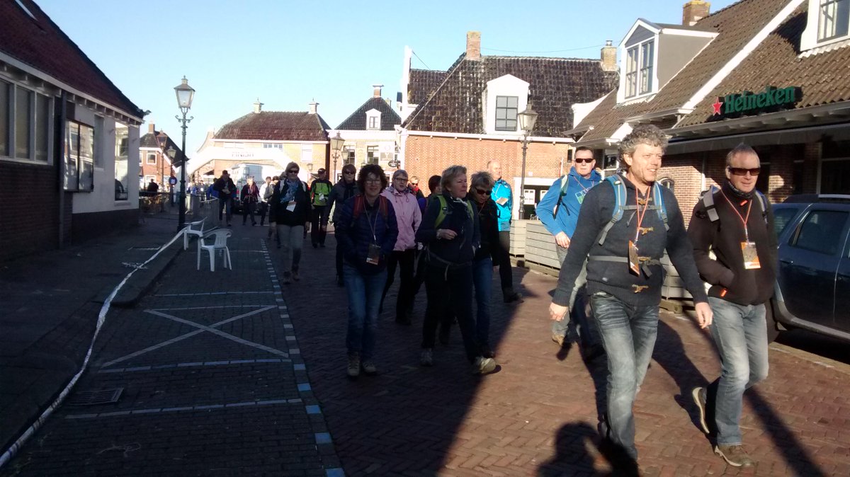 sportingrou's tweet photo. Merenloop 2015: we zijn begonnen met de wandeltocht erg veel deelnemers. #merenloop #grouopdekaart #leeuwarden http://t.co/DuEXuQit9m