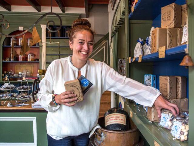 Elke dag werkt ze hard om <a href="/ZwolseBalletjes/">Zwolse Balletjes</a> nog verder te verbeteren, maar vandaag is het feest. Gefeliciteerd Ilona!