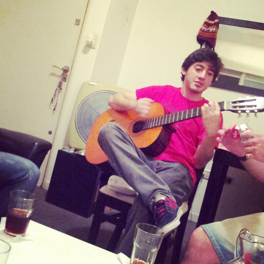 Olivens's tweet photo. Favio #guitarreando #losmejoresexitos @flo_fantin #Proelectric #coro http://t.co/UFmBbKhNyo