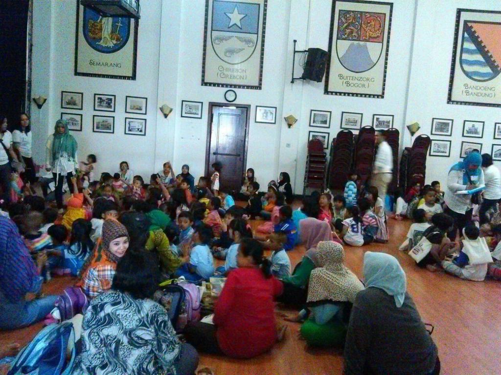 Ini dia keseruan puncak acara #SejutaPensilWarna oleh <a href="/AkuBerdonasi/">#SejutaPensilWarna</a>  di <a href="/museum_mandiri/">Museum Mandiri</a>. Wah senang melihat Superkids