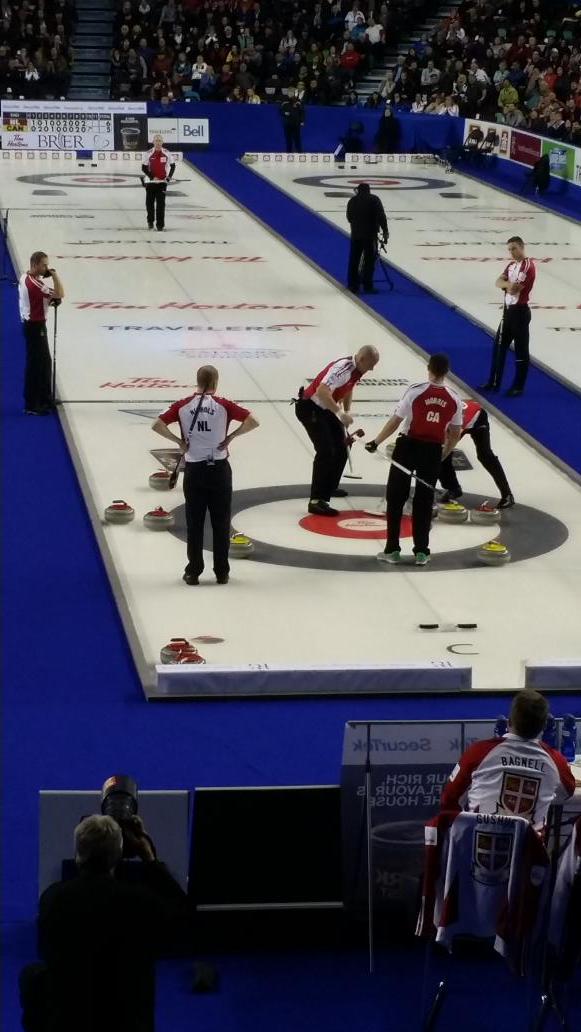 twinetime14's tweet photo. The repeat chances are on at the #Brier @TeamJohnnyMo beats @TeamGushue with a #PerfectPat hit for 3 in the 10th http://t.co/UnWonJV8ei