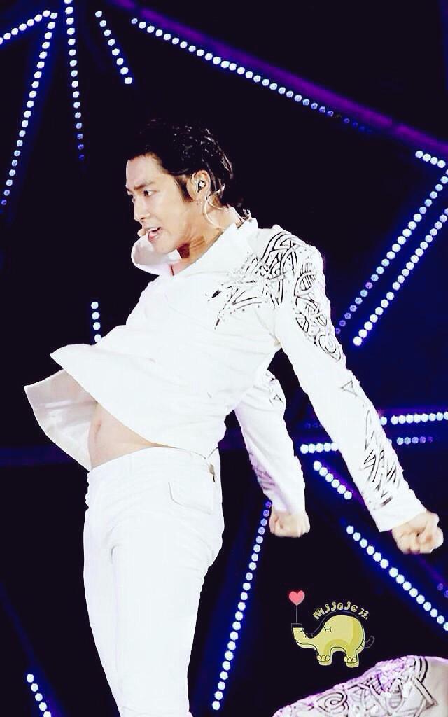 19880218MJ's tweet photo. CM: ยุนโฮเห็นผมออกกำลังกาย เขาบอกว่าดูดีจังเลยน้า หุ่นดีจนน่าอิจฉา มันคงจะดีถ้าพี่ทำแบบนาย..แล้วเขาก็หยิบขนมมากินต่อ http://t.co/YtKrbdjiP0