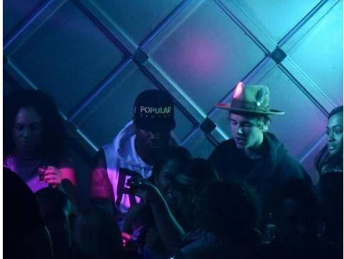 detikcom's tweet photo. Party Terus! Justin Bieber Habiskan Rp 47 Juta untuk Alkohol di Pesta Ulang T... http://t.co/PaV5aWDnAb via @detikhot http://t.co/Av3D7mHNUW