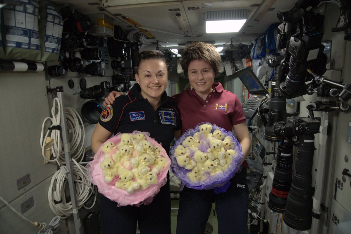 Какие конфеты первыми побывали в космосе. Космонавт Серова на МКС.