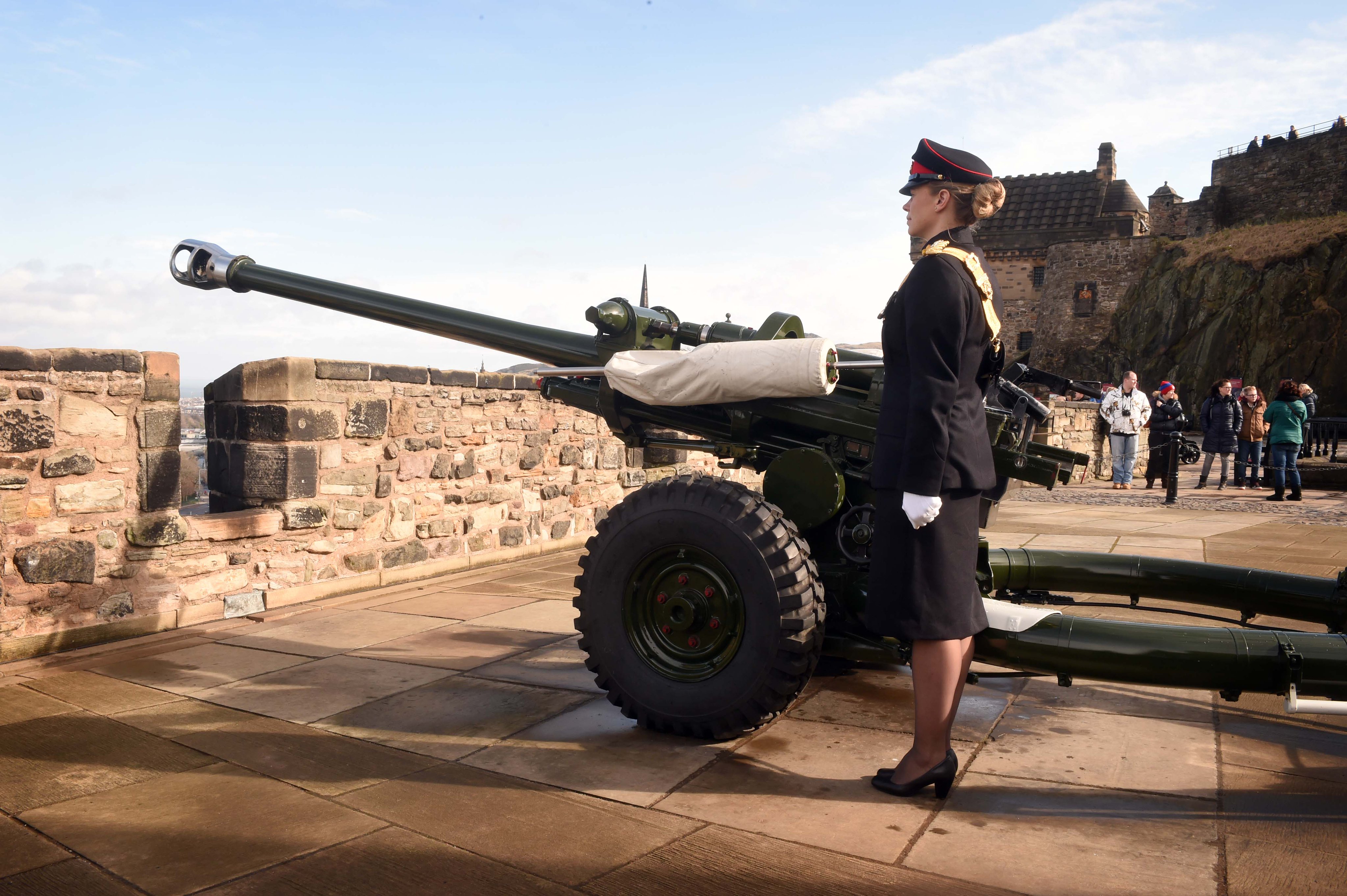 British Army Al Twitter Captain Lori Sharp Fired The World Famous One O Clock Gun At Edinburgh Castle For Internationalwomensday Http T Co No7yhs807t Twitter