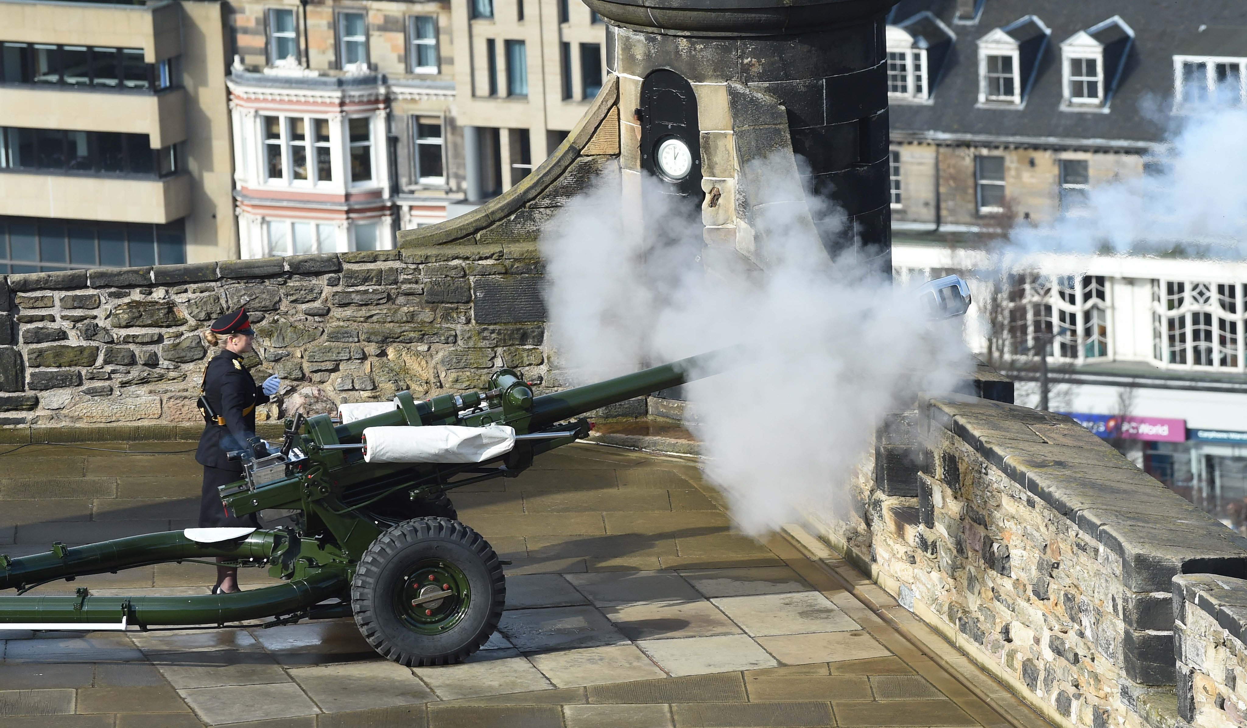 British Army Al Twitter Captain Lori Sharp Fired The World Famous One O Clock Gun At Edinburgh Castle For Internationalwomensday Http T Co No7yhs807t Twitter