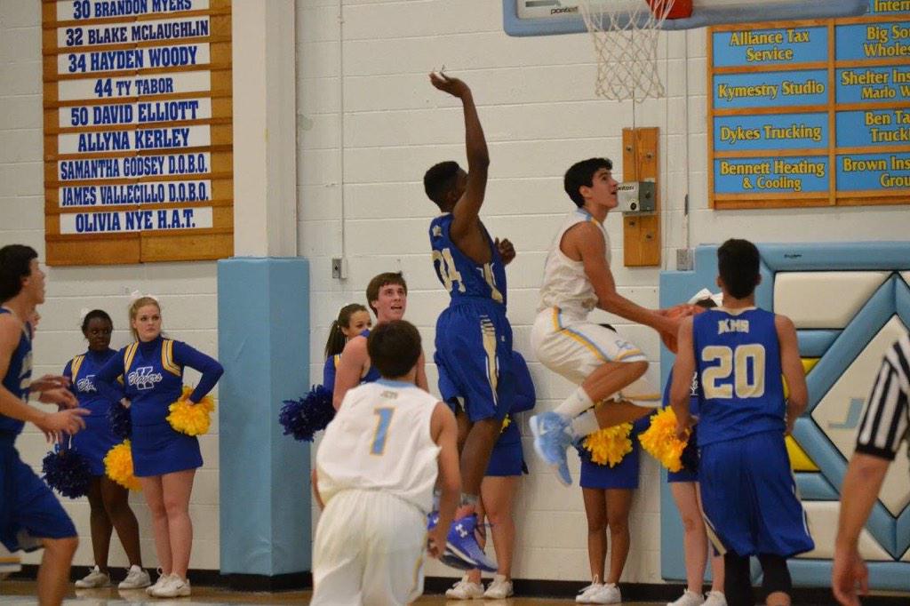 __di3go__'s tweet photo. Really Missing It On a Night Like Tonight 😔🏀 #CCHSHoops #StriveForGreatness http://t.co/Po1mGv8nxd