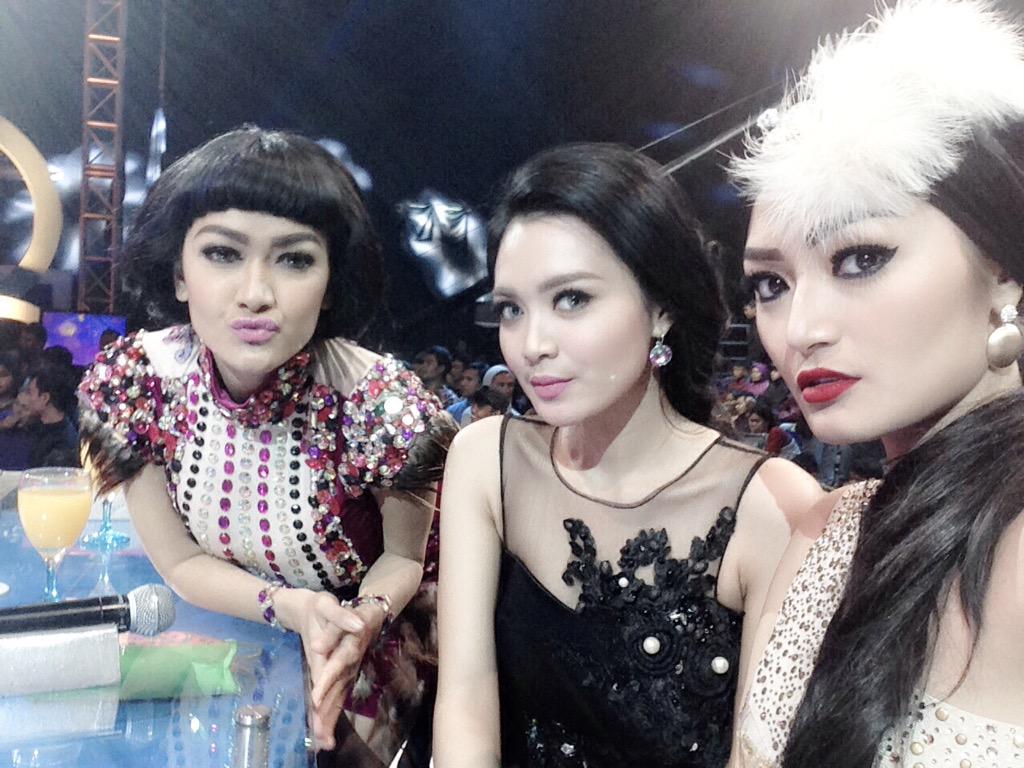 candrapermanash's tweet photo. Latepost.. Wefie smlm di @DMDShow_MNCTV @Official_MNCTV w/ @juliaperrez @SitiBadriahNS 😘❤️ http://t.co/1dg8oRxure